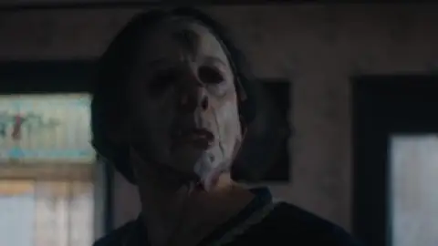 Still 3 of Monster: The Ed Gein Story (Season 1) WEB-DL [Hindi (DD5.1) & English] 4K 1080p 720p & 480p [x264/10Bit-HEVC] | [ALL Episodes] | NF Series