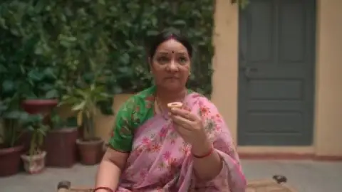 Still 5 of Gullak (Season 5) DS4K WEB-DL [Hindi DD5.1] 4K 1080p 720p & 480p [x264/HEVC] HD | [SonyLiv Series] [EP-07 Added]