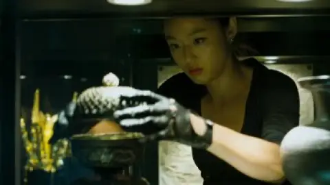 Still 1 of The Thieves (2012) BluRay [Hindi (ORG 2.0) & Korean] 1080p 720p & 480p Dual Audio [x264/10Bit-HEVC]