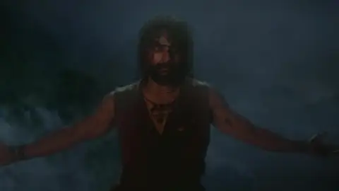 Still 8 of A.R.M (2024) DS4K WEB-DL [Hindi (DD5.1) & Malayalam] 4K 1080p 720p & 480p Dual Audio [x264/HEVC] | [ARM]