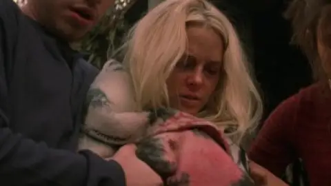 Still 5 of Cabin Fever (2002) UNRATED BluRay [Hindi (DD2.0) & English] 1080p 720p & 480p Dual Audio [x264/ESubs]