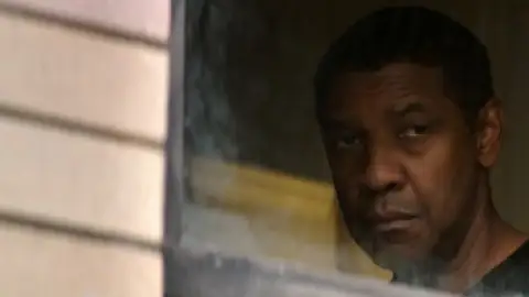 Still 5 of The Equalizer 2 (2018) BluRay [Hindi (ORG 5.1) + English] 1080p 720p & 480p Dual Audio [x264/ESubs]