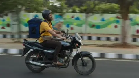 Still 4 of Zwigato (2023) WEB-DL [Hindi DD5.1] 1080p 720p & 480p [x264/HEVC]