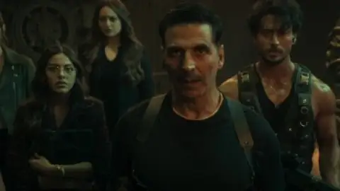 Still 5 of Bade Miyan Chote Miyan (2024) WEB-DL [Hindi DD5.1] 1080p 720p & 480p [x264/HEVC]