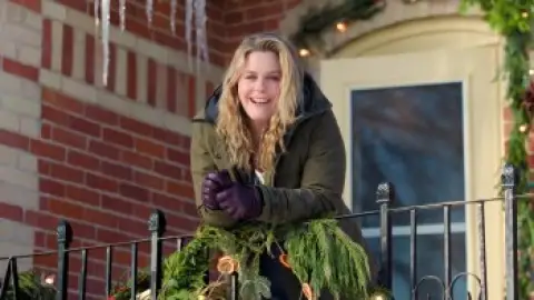 Still 2 of A Merry Little Ex-Mas (2025) WEB-DL [Hindi (DD5.1) & English] 1080p 720p & 480p Dual Audio [x264/10Bit-HEVC]
