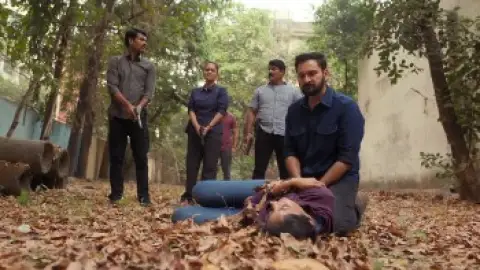 Still 8 of Mrs. Deshpande (Season 1) WEB-DL [Hindi DD5.1] 4K 1080p 720p & 480p [x264/HEVC] HD | ALL Episodes [JioHotStar Series]