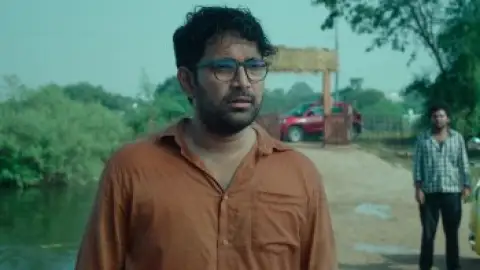 Still 8 of Santhana Prapthirasthu (2025) WEB-DL [Hindi (DD5.1) & Telugu] 1080p 720p & 480p Dual Audio [x264/HEVC]