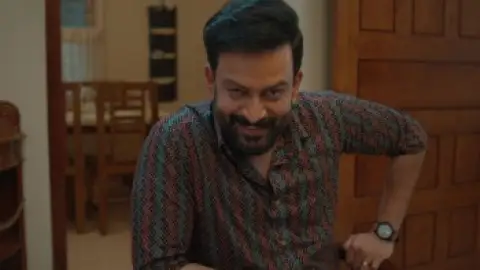 Still 1 of Guruvayoor Ambalanadayil (2024) WEB-DL [Hindi (ORG-DD5.1) & Malayalam] 4K 1080p 720p & 480p Dual Audio [x264/HEVC] HD