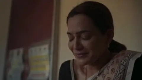 Still 1 of Dharavi Bank (Season 1) Hindi WEB-DL 720p & 480p x264 DD2.0
