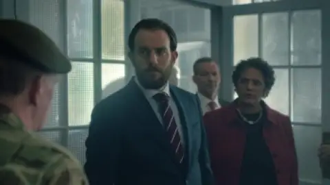 Still 5 of Hostage (Season 1) WEB-DL [Hindi (DD5.1) & English] 4K 1080p 720p & 480p [x264/10Bit-HEVC] | [ALL Episodes] | NF Series