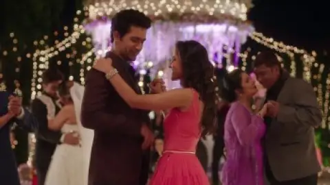 Still 1 of Love per Square Foot (2018) WEB-DL [Hindi DD5.1] 1080p 720p & 480p [x264/ESubs]