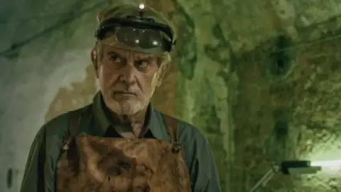 Still 6 of The Goldsmith (2022) BluRay [Hindi (ORG 5.1) & Italian] 1080p 720p & 480p Dual Audio [x264/10Bit-HEVC]