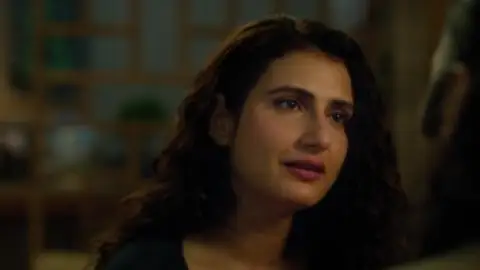 Still 6 of Metro… In Dino (2025) WEB-DL [Hindi DD5.1] 4K 1080p 720p & 480p [x264/HEVC]