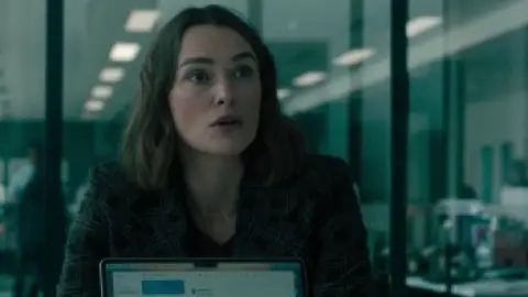 Still 1 of The Woman in Cabin 10 (2025) WEB-DL [Hindi (DD5.1) & English] 4K 1080p 720p & 480p Dual Audio [x264/10Bit-HEVC]