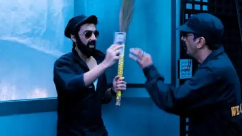 Still 4 of Double Dhamaal (2011) BluRay [Hindi DD5.1] 1080p 720p & 480p [x264/HEVC]