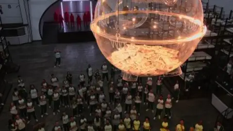 Still 4 of Squid Game: The Challenge (Season 1) WEB-DL [Hindi (ORG 5.1) & English 5.1] 1080p 720p & 480p [x264/HEVC] | [ALL Episodes] | NF Series