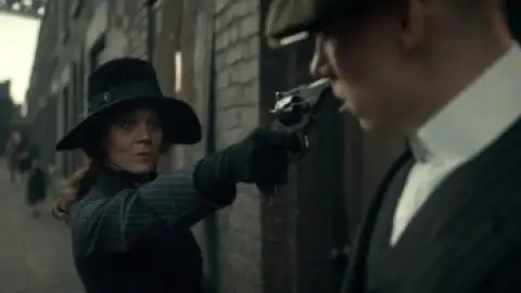 Still 5 of Peaky Blinders (Season 1) BluRay [Hindi (DD2.0) & English] 1080p 720p & 480p [x264/10Bit-HEVC] | [ALL Episodes] | TV Series