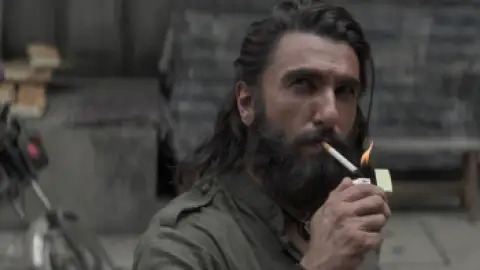 Still 1 of Dhurandhar (2025) DS4K WEB-DL [Hindi DD5.1] 4K 1080p 720p & 480p [x264/10Bit-HEVC] | [Raw & UnDekha]