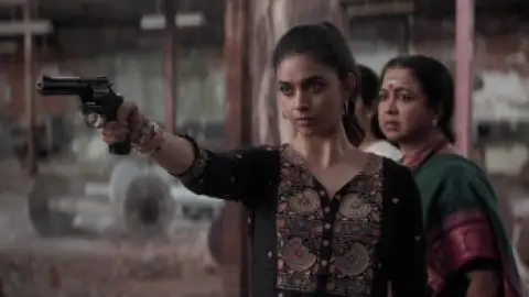 Still 7 of Revolver Rita (2025) UNCUT DS4K WEB-DL [Hindi (DD2.0) & Tamil] 4K 1080p 720p & 480p Dual Audio [x264/10Bit-HEVC]