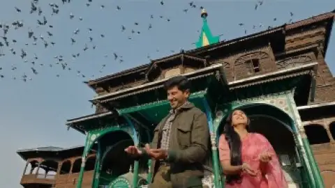 Still 1 of Sita Ramam (2022) Hindi ORG 5.1 WEB-DL 1080p 720p & 480p [x264/HEVC 10bit]