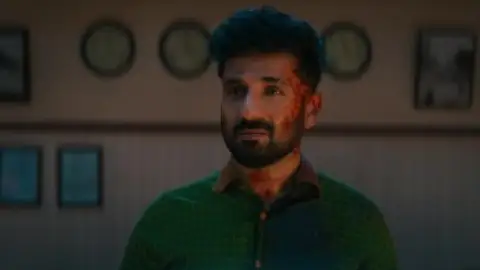 Still 6 of Happy Patel: Khatarnak Jasoos (2026) DS4K WEB-DL [Hindi DD5.1] 4K 1080p 720p & 480p [x264/HEVC]