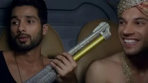 Still 6 of Shaandaar (2015) WEB-DL [Hindi DD5.1] 1080p 720p & 480p [x264/HEVC]